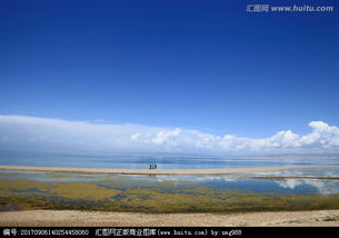 青海湖一望无边的湖湖水和美丽的