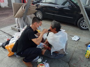 香港富商流落街头 饿了就从垃圾桶里捡食品吃最终找到家人