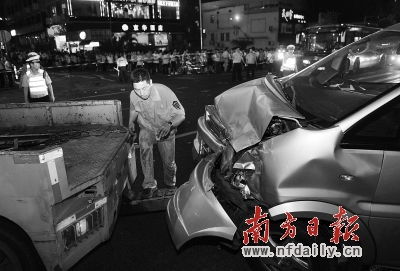 广州公交车失控撞人 3死2伤 