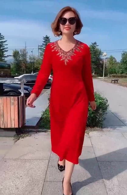 大姐身穿红色连衣裙,展现出美丽姿态 