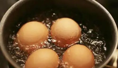 煮鸡蛋时,只需多做这一步,煮熟的鸡蛋又鲜又嫩还好剥壳