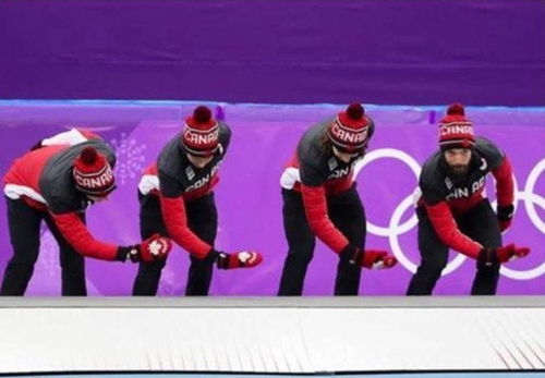 用手扫领奖台 韩国选手出现争议动作,忘了四年前加拿大的举动