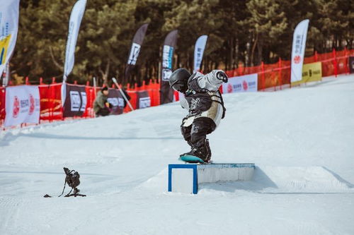 燃情冰雪助力冬奥青少年自由式滑雪挑战赛在京举行 