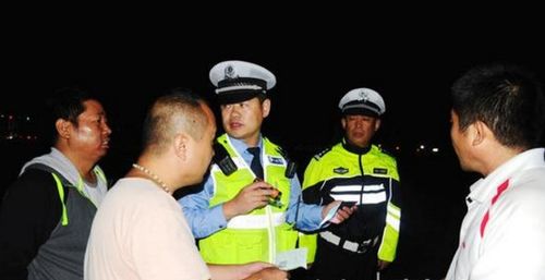 高速上司机违规驾驶大客车遇查后丢下一车乘客跑了是真的吗 