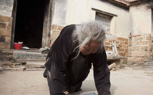 百岁老人独居近50年,靠爬行生活,儿子不知去向