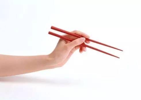 现在为什么那么多年轻人不会正确使用筷子(为什么不能用筷子)
