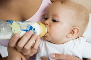 两个月婴儿吃奶少(两个月宝宝吃奶量减少的原因)