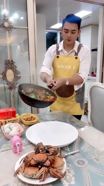 老公不会做饭多好,俺家老公每天晚上做饭就算了还把我当猪养,菜都拿大盆装 