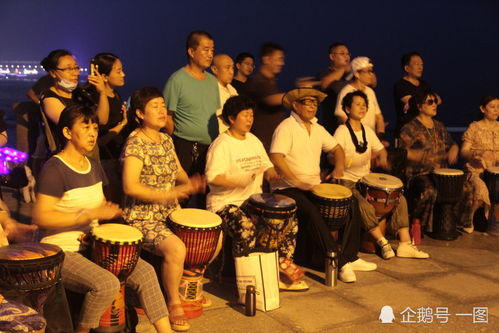40名青岛大爷大妈组建非洲鼓乐队,每天海边演奏引路人围观