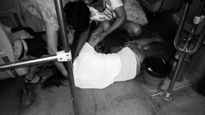 福州一孕妇在公交车上晕倒 十余名乘客留下照顾 