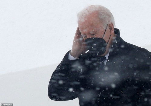 79岁拜登遭遇暴风雪,保镖罕见贴身跟随下飞机,避免三连摔重演