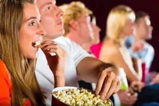 为什么看电影的时候都喜欢吃爆米花(看电影时为什么总要吃爆米花科普)