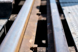 为什么铁路的钢轨之间留有缝隙(为什么铁路的钢轨之间留有缝隙的原因)