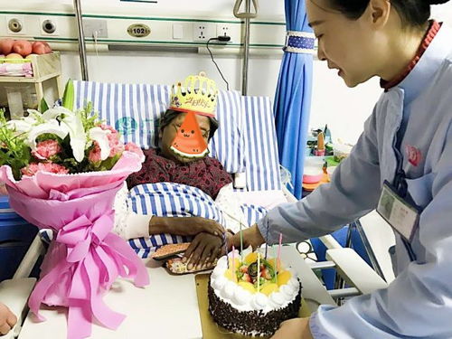 患者医院过生日 广华情暖送祝福 六病区医护人员与老人共度生日 