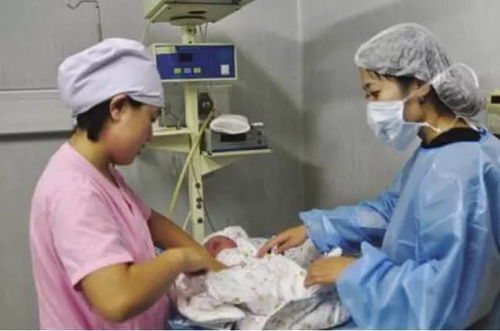 产妇在产房笑个不停,不到5分钟孩子竟出生了,医生护士都愣了