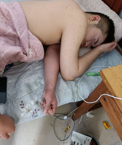 哥们压得胳膊都变色了,要不要叫醒他 哈哈哈醒来一定很酸爽