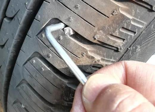 轮胎卡石子别用钥匙抠 修车师傅教你一土方法,轮胎干净如新