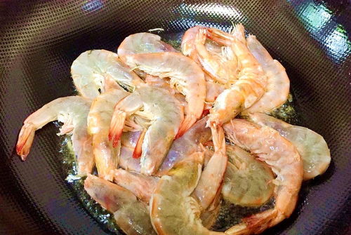 炎炎夏日吃红肉不如吃虾,青虾的这种做法好看好吃,特别有滋味