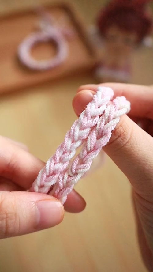 小时候你一定也编过这样的手绳吧,用毛线就可以编出来,听说现在适合用来做闺蜜手环 