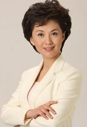 她是央视美女主持,回老家却毫无架子,扭秧歌 下地干农活