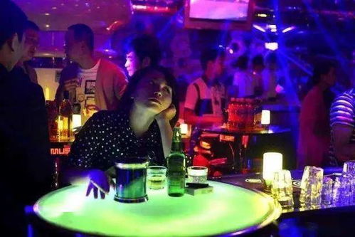 女生在 夜店 做高考题,评论区网友丝毫不留情 你是要考大专吗