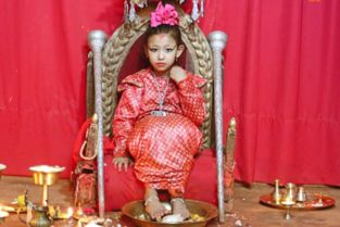 尼泊尔 活女神 ,出血就被废除,退位后生活不能自理,无人敢娶
