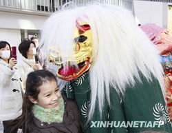 日本东京狮子啃头祝新年好运 