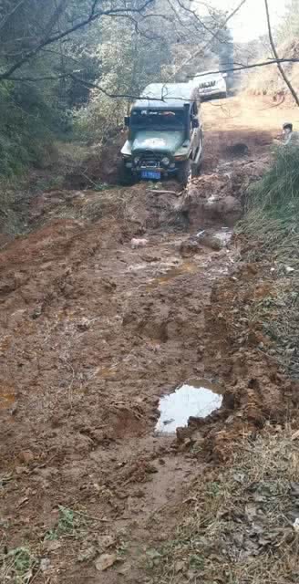 吉普车过泥地,如履平地,霸气 