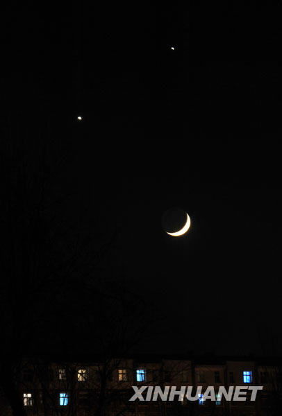 双星伴月 天象奇观 远看犹如一张笑脸