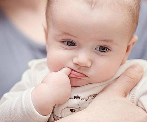 为什么宝宝总是喜欢吃手,孩子背后的一些心理暗示,父母要懂