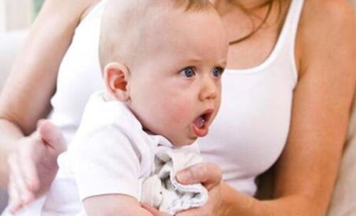 婴儿呛奶，婴儿吐奶呛奶的高峰期
