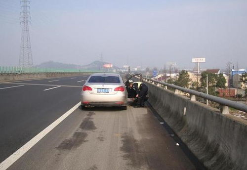 汽车在高速路上爆胎了,停车下来换胎算不算违章