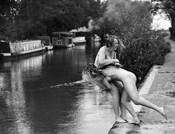 牛津大学美女运动员为慈善再拍裸体写真 