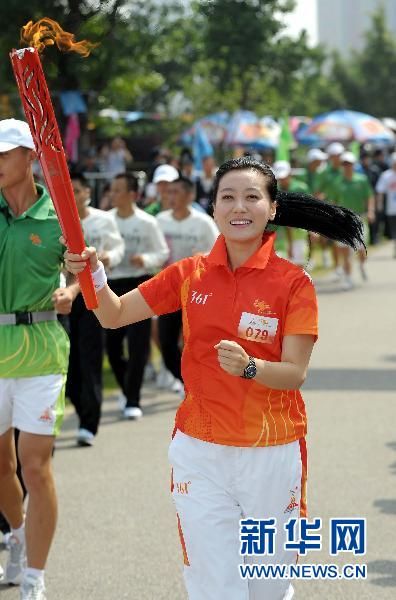 广州亚运会火炬深圳传递 