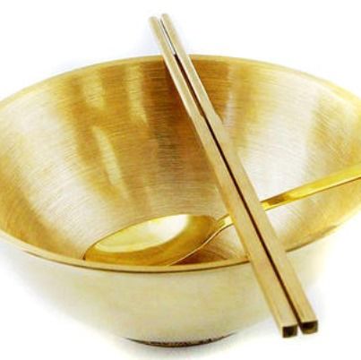 吃完饭后,筷子是应该放在碗上,还是在桌子上 