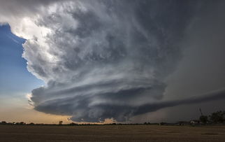 摄影师拍超级细胞雷暴云 似原子弹爆炸