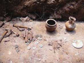 考古专家挖掘福清千年古墓 出土铜镜 陶罐等宋代文物