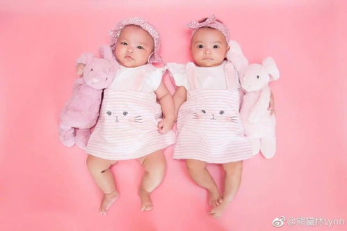 熊黛林晒2岁双胞胎生日写真,身高颜值差距大,姐姐厚唇细眼像爸