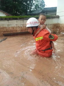 凉山突降暴雨,孕妇和两名孩子被洪水围困,消防紧急营救母子三人 