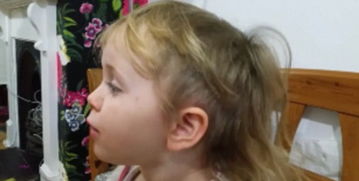 英两岁女童自剪头发 称不想头发戳进眼睛 