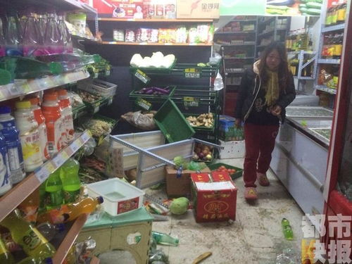 六名男子提木棍打砸小超市 追打女店员 
