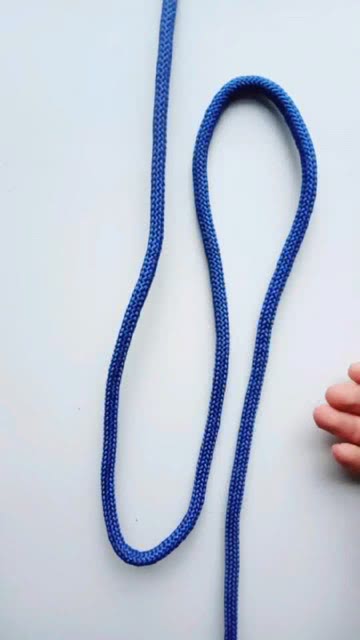 捆绑货物时,绳子太长就用这个缩短结加吊扣 
