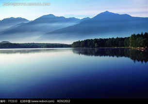 静谧的湖水和远处的山脉图片