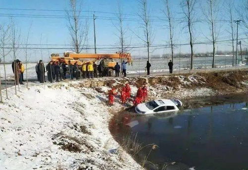 山东丨危险...车在行驶 突然一头扎进10米深坑...整个车子被淹没在水中