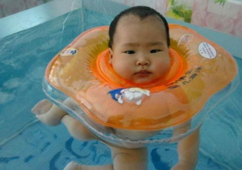 宝宝游泳使用脖圈真的安全 1岁以下不建议使用,来看看这些细节