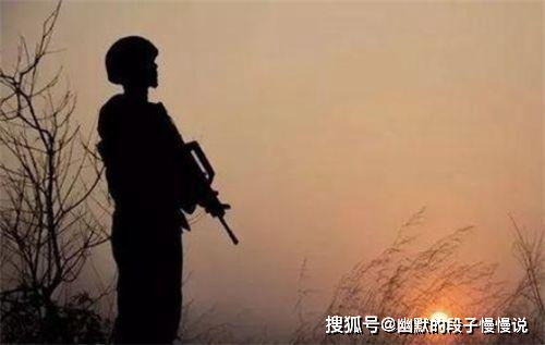 中国士兵站岗时,为什么2个人只配1把枪 专家 只因一个人