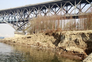 南京长江大桥堤岸塌陷 距离桥墩不到百米 