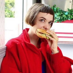 一个红色衣服的女孩在窗边吃汉堡是什么电影 