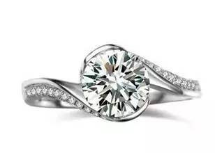 钻石戒指是两个人的甜蜜,翡翠戒指是一个人的温情