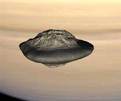 科学家发现土星飞碟形状卫星来自土星光环 